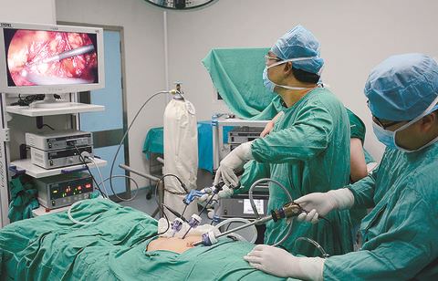 surgeons are doing laparoscopic surgery